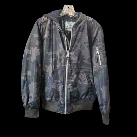 Levi’s Women’s Flight Bomber Jacket with Hood Green Camo Size M NWOT MSRP $160 - Picture 1 of 8